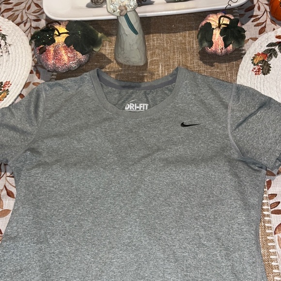 Nike Women's Dry Fit Legend Training Tee Heathered Gray Size Medium EUC - Picture 3 of 7